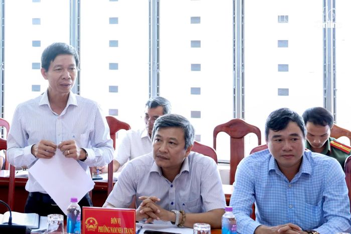 Lãnh đạo UBND phường Nam Nha Trang báo cáo tại cuộc họp.