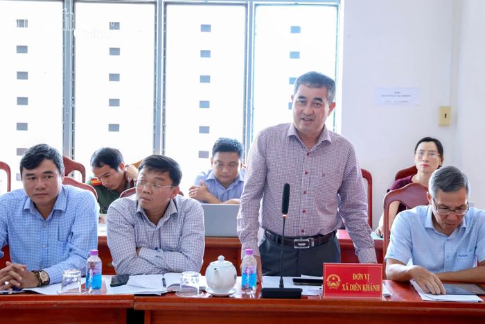 Lãnh đạo UBND xã Diên Khánh báo cáo tại buổi làm việc.