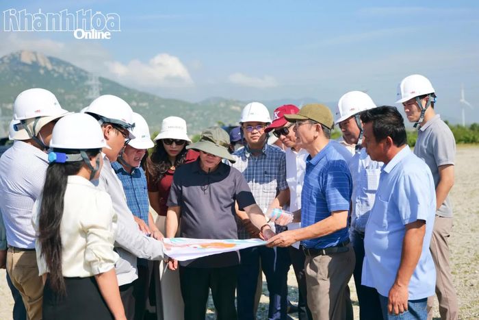 Ông Lê Đức Thịnh - Cục trưởng Cục Kinh tế hợp tác và Phát triển nông thôn (giữa) nghe giới thiệu sơ đồ tổng thể Dự án Muối Quán Thẻ.