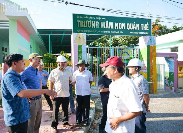 Đoàn công tác khảo sát thực tế đời sống người dân tại thôn Quán Thẻ, xã Thuận Nam.