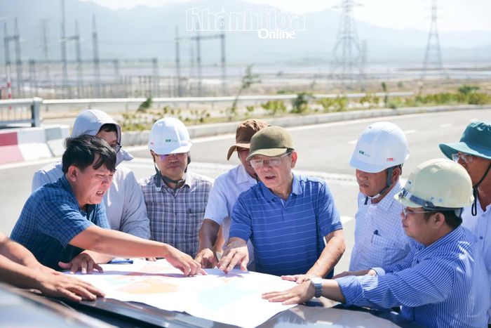 Đoàn công tác Bộ Nông nghiệp và Môi trường nghe giới thiệu sơ đồ tổng thể dự án trước khi khảo sát thực địa.