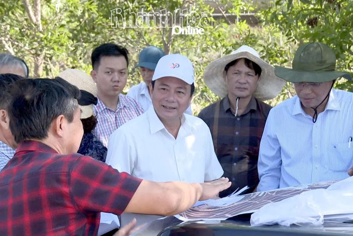 Đồng chí Lữ Thanh Hải cùng đoàn công tác nghe báo cáo về Dự án Điện mặt trời Hacom Solar giai đoạn 2 tại xã Thuận Nam.