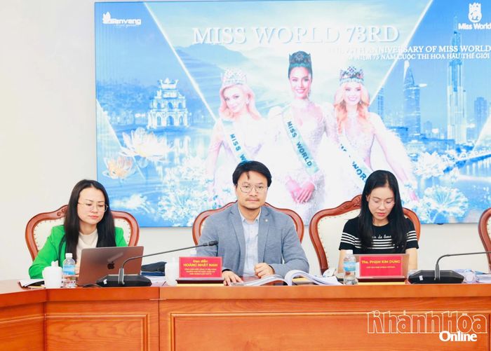 Đại diện Công ty Sen Vàng báo cáo công tác chuẩn bị cuộc thi.