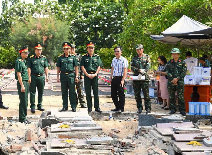 Đoàn công tác kiểm tra hoạt động lấy mẫu sinh phẩm hài cốt liệt sĩ.