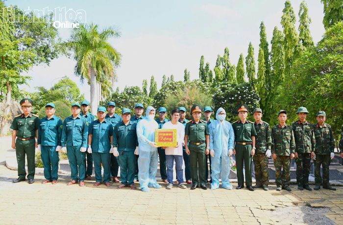 Đoàn công tác tặng quà cho các lực lượng thực hiện nhiệm vụ.