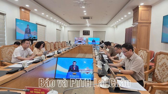 Toàn cảnh phiên họp toàn thể trực tuyến về công tác ngoại giao phục vụ phát triển tại điểm cầu tỉnh Lai Châu.