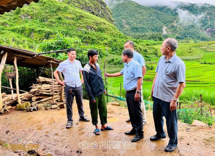 Ban Công tác nông dân Trung ương Hội Nông dân Việt Nam phối hợp với Hội Nông dân tỉnh Lai Châu khảo sát thực tế, đánh giá điều kiện trước khi triển khai mô hình.