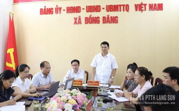 Thường trực Đảng ủy xã Đồng Đăng làm việc với Chi bộ và lực lượng tham gia công việc của thôn Hoàng Văn Thụ nhằm nắm bắt tình hình hoạt động sau sáp nhập