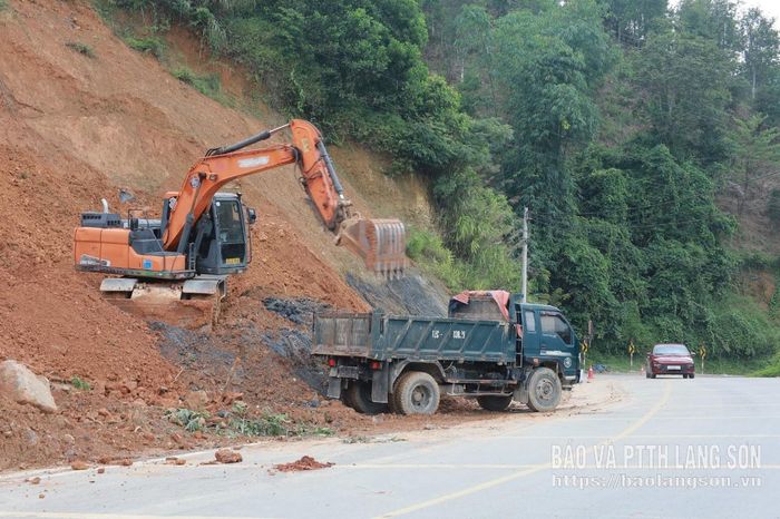 Đơn vị thi công xử lý điểm sạt trên Quốc lộ 279, đoạn Km189 + 100 thuộc địa phận xã Bình Gia
