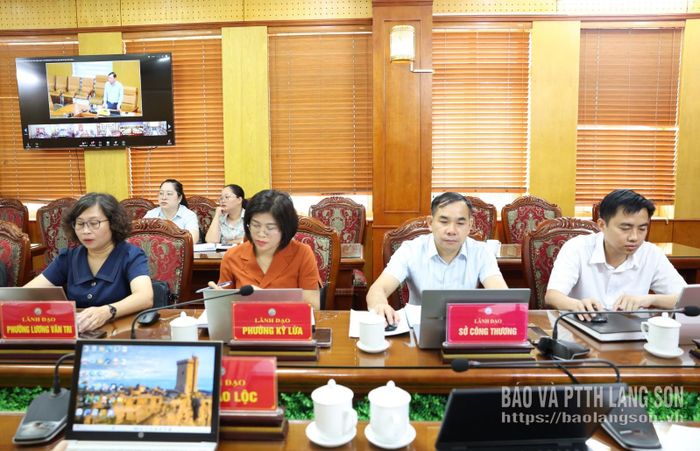 Các đại biểu tại điểm cầu tỉnh Lạng Sơn nghiên cứu tài liệu hội nghị