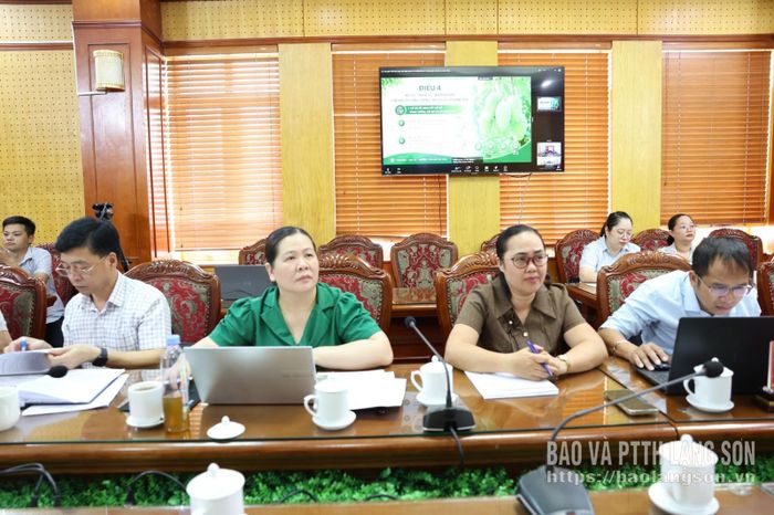 Các đại biểu tại điểm cầu Lạng Sơn theo dõi nội dung hội nghị