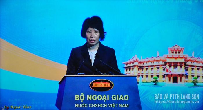 Lãnh đạo Bộ Tài chính phát biểu tham luận tại phiên toàn thể (ảnh chụp màn hình)