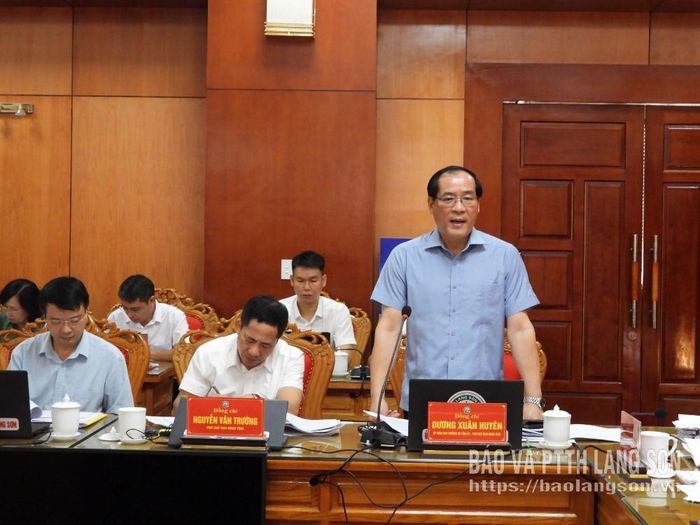 Đồng chí Dương Xuân Huyên, Ủy viên Ban Thường vụ Tỉnh ủy, Phó Chủ tịch Thường trực HĐND tỉnh phát biểu đóng góp vào các nội dung trình tại phiên họp