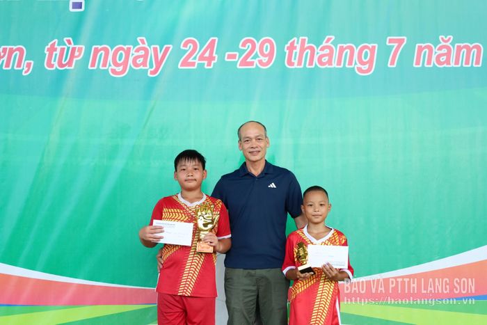 Đại diện Ban Tổ chức trao giải chuyên đề cho cầu thủ, thủ môn xuất sắc nhất lứa tuổi U11