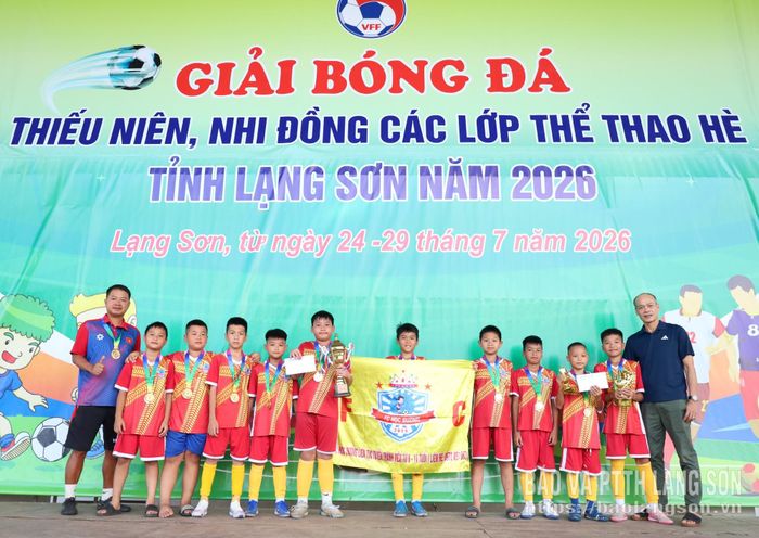 Đội bóng FC Học đường Hữu Lũng nhận cúp và huy chương vàng lứa tuổi U11