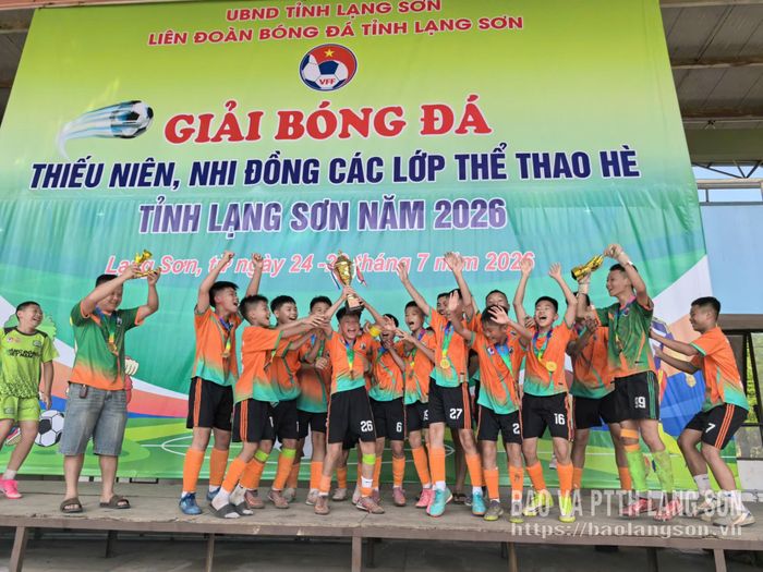 Đội bóng FC LS2K14 nhận cúp và huy chương vàng ở lứa tuổi U12