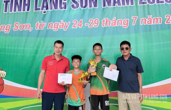 Đại diện Ban Tổ chức trao giải chuyên đề cho cầu thủ và thủ môn xuất sắc nhất lứa tuổi U12