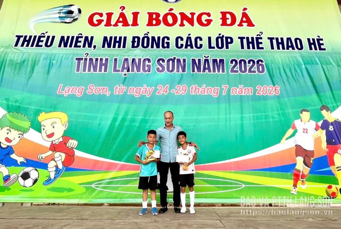 Đại diện Ban Tổ chức trao giải chuyên đề cho cầu thủ và thủ môn xuất sắc nhất lứa tuổi U8