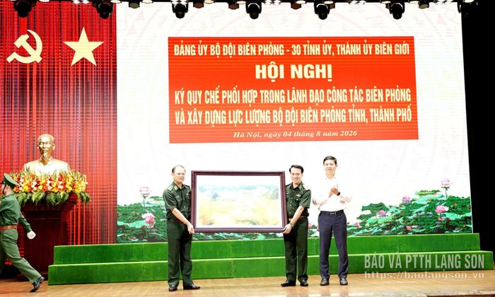 Đồng chí Vũ Hoàng Anh, Phó Bí thư Tỉnh ủy Lạng Sơn trao tặng quà của Tỉnh ủy cho lãnh đạo Đảng ủy BĐBP