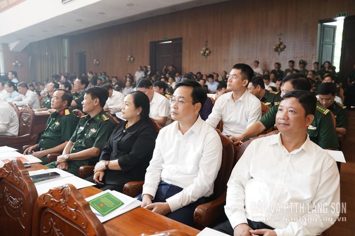 Các đại biểu tỉnh Lạng Sơn dự hội nghị