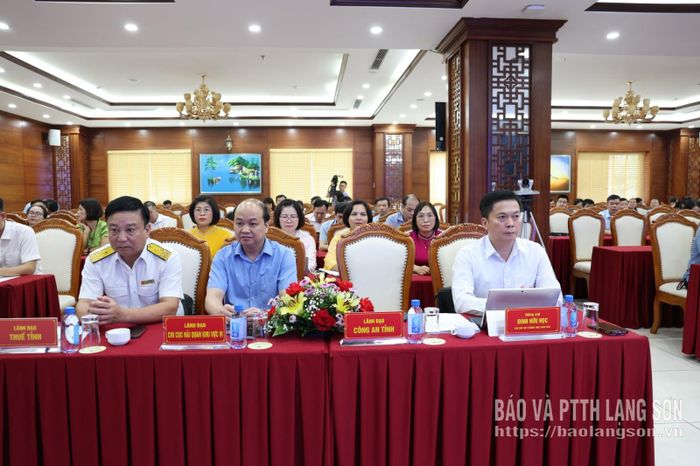 Lãnh đạo UBND tỉnh cùng các đơn vị dự hội nghị