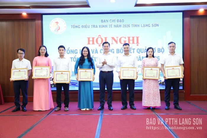Đồng chí Đinh Hữu Học, Ủy viên Ban Thường vụ Tỉnh ủy, Phó Chủ tịch Thường trực UBND tỉnh trao bằng khen của Bộ trưởng Bộ Tài chính cho đại diện tập thể và cá nhân