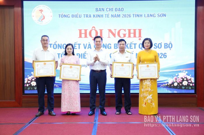 Đồng chí Đinh Hữu Học, Ủy viên Ban Thường vụ Tỉnh ủy, Phó Chủ tịch Thường trực UBND tỉnh trao bằng khen của Chủ tịch UBND tỉnh cho đại diện các tập thể