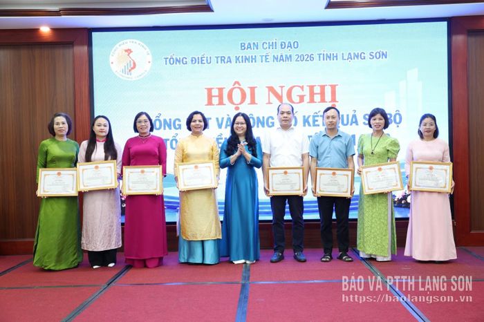 Lãnh đạo Thống kê tỉnh trao giấy khen cho các cá nhân
