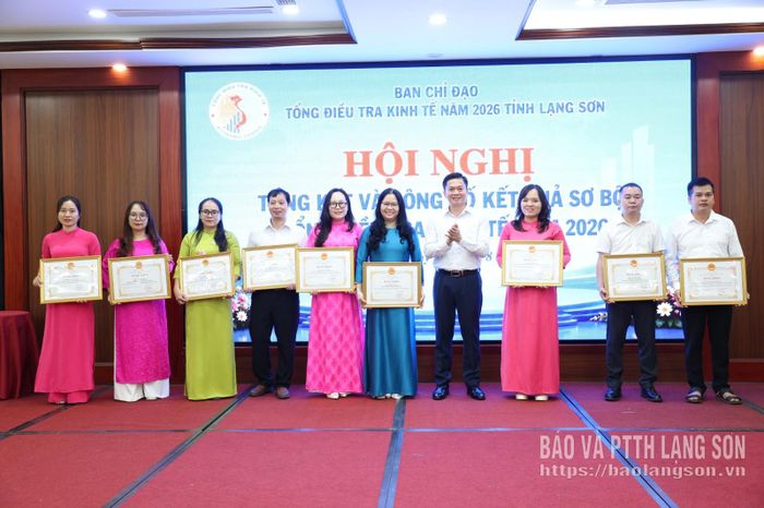 Đồng chí Đinh Hữu Học, Ủy viên Ban Thường vụ Tỉnh ủy, Phó Chủ tịch Thường trực UBND tỉnh trao bằng khen của Chủ tịch UBND tỉnh cho các cá nhân
