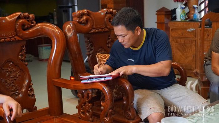 Anh Lục Văn Đại, đại diện gia đình ký biên bản làm việc