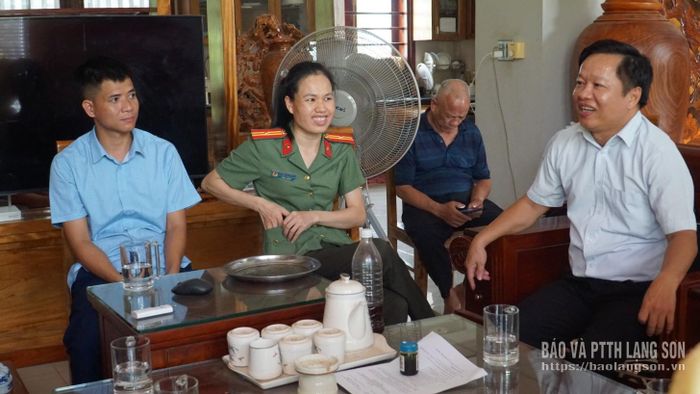 Các thành viên đoàn công tác trao đổi với các gia đình nằm trong diện phải di dời mộ