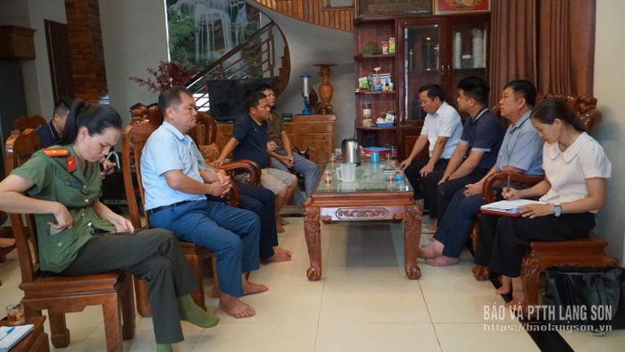 Gia đình anh Lục Văn Đại bày tỏ tâm tư nguyện vọng với đoàn công tác