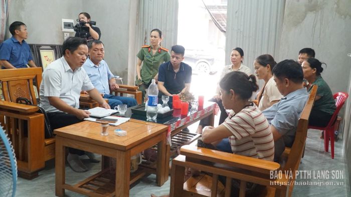 Lãnh đạo UBND xã Hữu Lũng vận động gia đình bà Chu Thị Thúy di dời mộ người thân trong tháng 8/2026