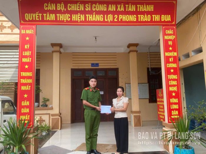 Bà Triệu Thị Bằng trao lại số tiền nhận chuyển khoản nhầm cho Công an xã Tân Thành để hoàn trả ông Võ Văn Thêm