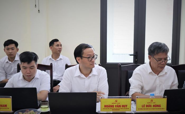 Các thành viên đoàn kiểm tra.