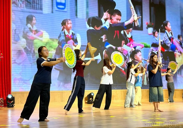 Đội văn nghệ luyện tập các tiết mục để biểu diễn tại Trại hè Hùng Vương.