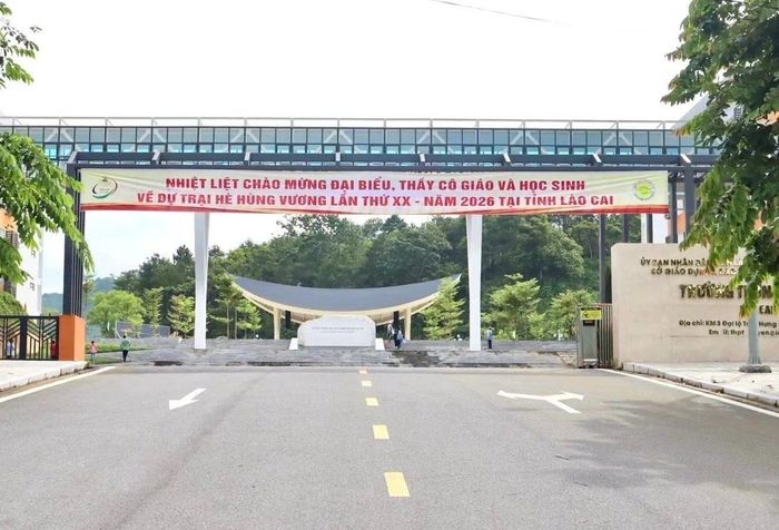 Trường THPT Chuyên Lào Cai chào đón các đại biểu về dự trại hè.