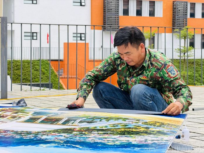 Tích cực trang trí khánh tiết cho ngày hội.