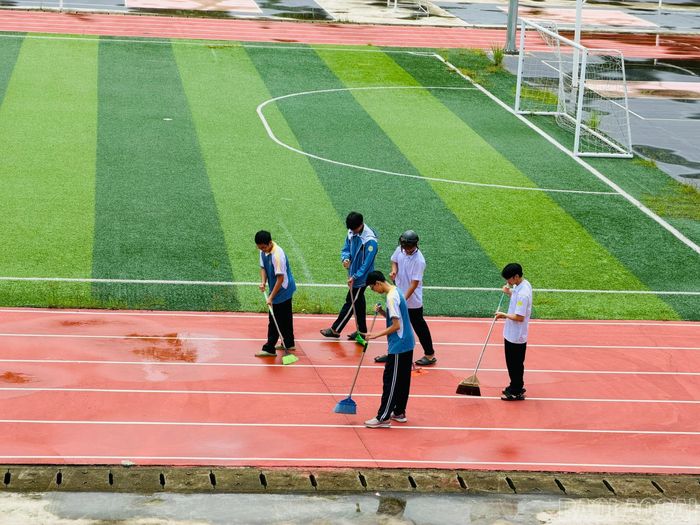 Các em học sinh chung tay dọn dẹp vệ sinh trường lớp.
