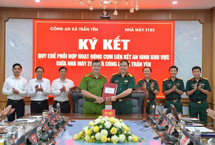 Trao biên bản ký kết phối hợp.