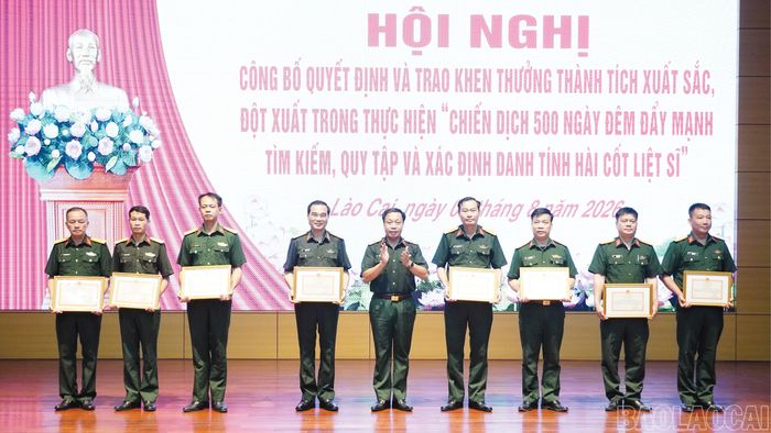 Quân khu 2 tặng Bằng khen và Giấy khen cho các tập thể và cá nhân có thành tích xuất sắc đột xuất trong thực hiện “Chiến dịch 500 ngày đêm”.