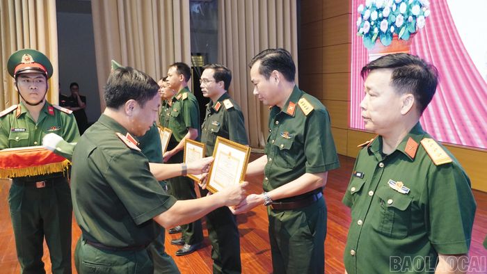 Thiếu tướng Nguyễn Ngọc Ngân - Phó Chủ nhiệm Chính trị Quân khu 2 trao Bằng khen và Giấy khen cho các cá nhân và tập thể.
