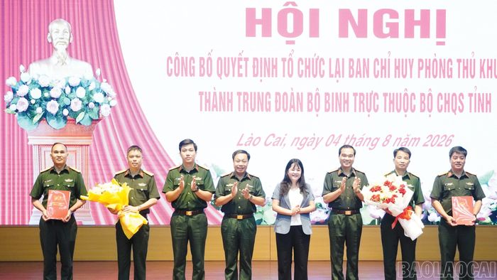 Các đồng chí lãnh đạo trao quyết định và tặng hoa chúc mừng các đơn vị.
