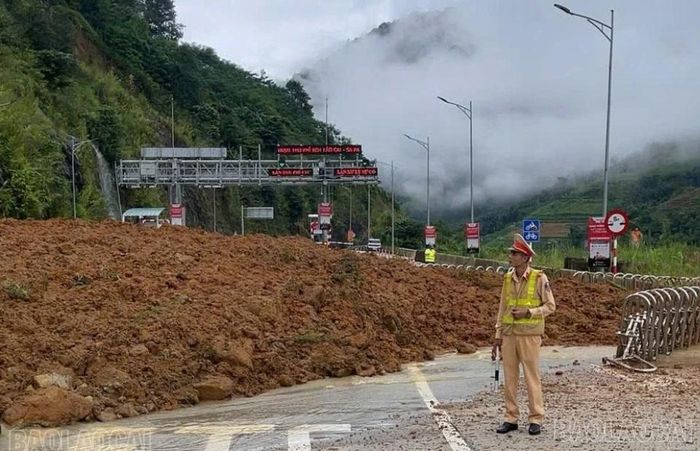 Lực lượng Cảnh sát giao thông đường bộ số 1 và các đơn vị liên quan có mặt tại hiện trường để khoanh vùng nguy hiểm, đặt biển cảnh báo, phân luồng hướng dẫn phương tiện nhằm bảo đảm an toàn.