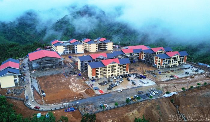 Đến nay tổng khối lượng thi công Trường Phổ thông nội trú Tiểu học và THCS A Mú Sung đạt khoảng 92%.