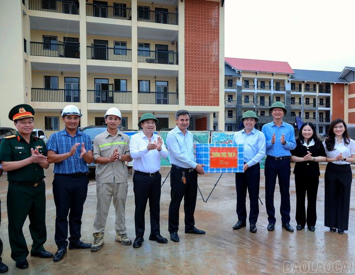 Các đồng chí lãnh đạo tỉnh tặng quà động viên cho các đơn vị thi công xây dựng Trường Phổ thông nội trú Tiểu học và THCS A Mú Sung.