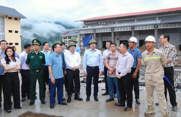 Bí thư Tỉnh ủy Dương Quốc Huy cùng các đồng chí trong đoàn công tác kiểm tra tiến độ xây dựng Trường Phổ thông nội trú Tiểu học và THCS A Mú Sung.
