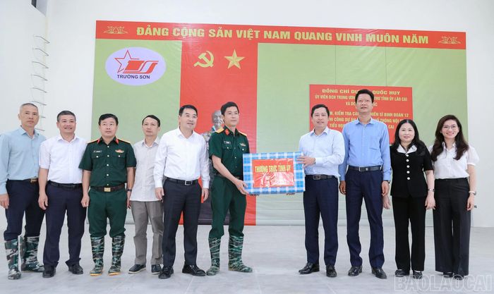 Các đồng chí lãnh đạo tỉnh tặng quà động viên cho các đơn vị thi công xây dựng Trường Phổ thông nội trú Tiểu học và THCS Y Tý.
