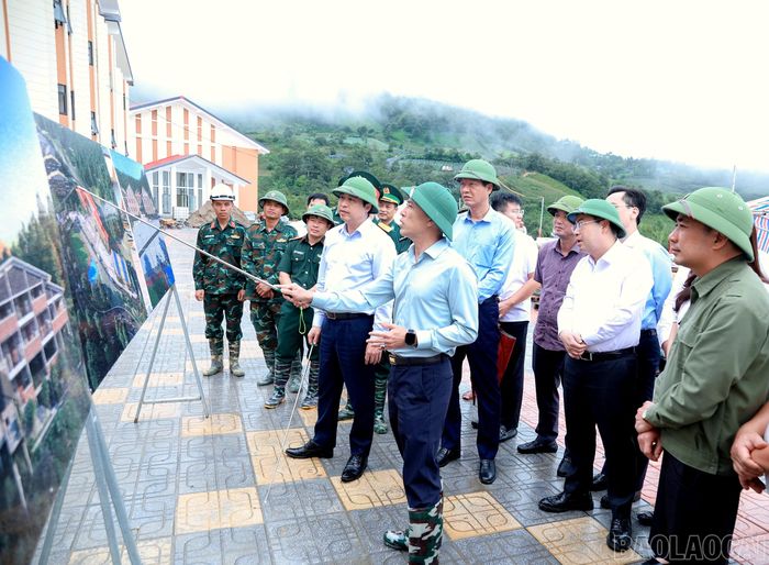 Bí thư Tỉnh ủy Dương Quốc Huy cùng các đồng chí trong đoàn công tác kiểm tra tiến độ xây dựng Trường Phổ thông nội trú Tiểu học và THCS Y Tý.