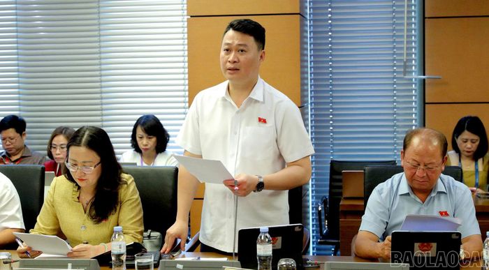 Đại biểu Hà Đức Minh - Ủy viên Ban Thường vụ Tỉnh ủy, Phó Chủ tịch Thường trực Ủy ban Mặt trận Tổ quốc Việt Nam tỉnh Lào Cai tham gia thảo luận về dự án Luật Phòng, chống phổ biến vũ khí hủy diệt hàng loạt.